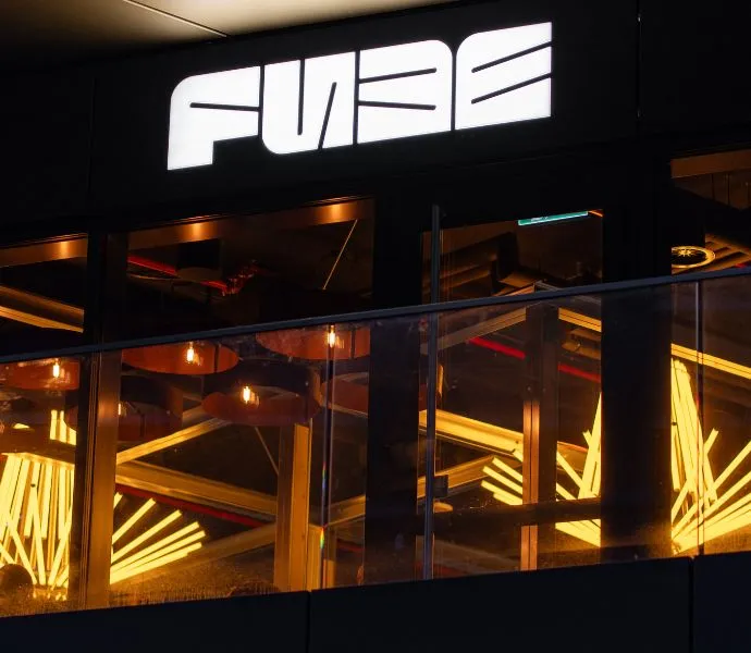 Do budovy od Zahy Hadid se nastěhovala Fuze. Zbrusu nová restaurace v Masaryčce má být živá, různorodá a přístupná všem 