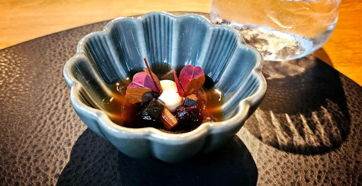 Nakládaná řepa – blaťácké zlato – rebarbora – pyré ze zauzené řepy – švestková zálivka s lékořicí | Foto: VisitChef.com