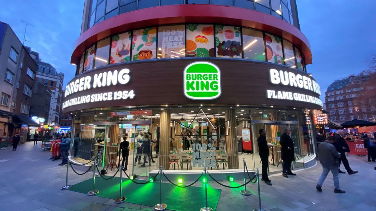 Burger King na jeden měsíc udělal ze své vlajkové lodě na Leicester Square veganskou záležitost