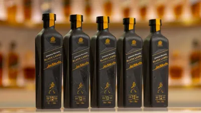 Johnnie Walker Black Label poprvé v papírové lahvi