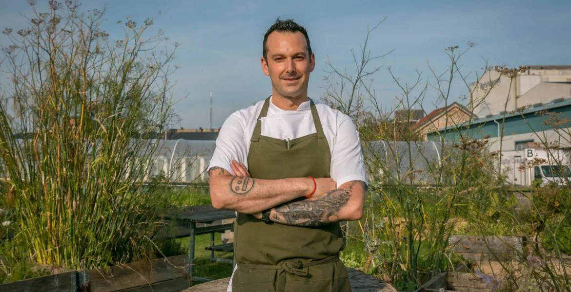 Šéfkuchař Matt Orlando v zahradě restaurace Amass. Podnik zavřel v roce 2022. | Foto: Lauren Mowery