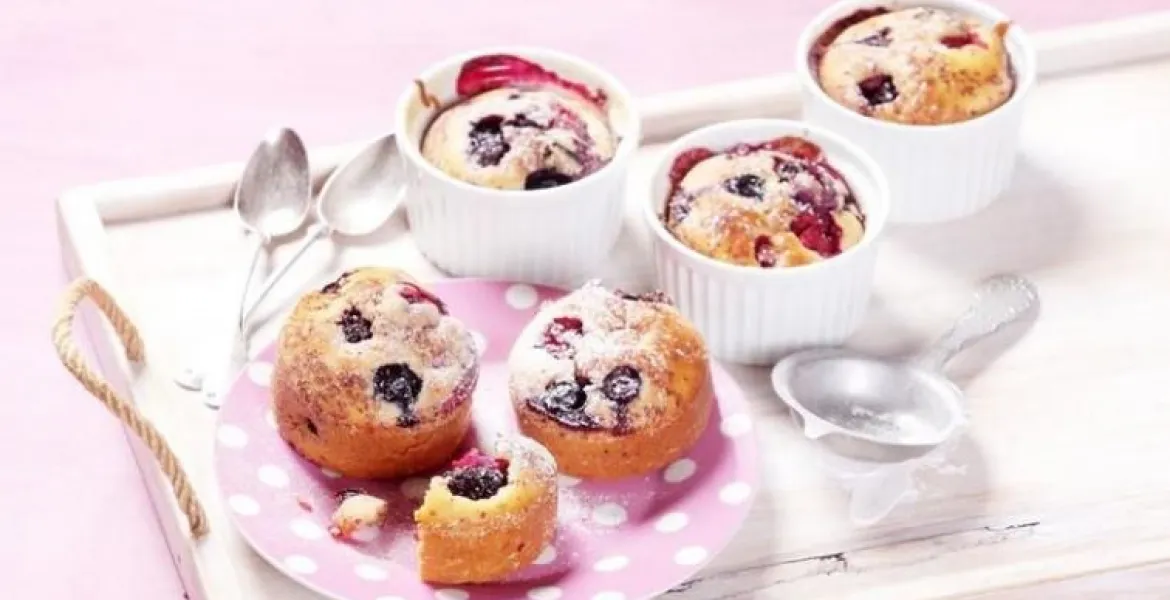Dvoubarevné piškotovo-čokoládové muffiny s kousky ovoce