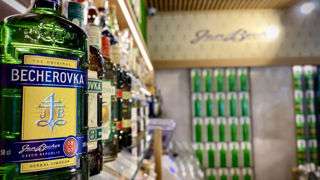 Becherovka má v centru Prahy svůj první Bar & Shop