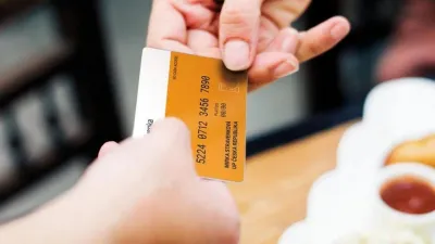 2/3 Čechů platí za jídlo z okénka kartou či mobilem