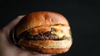 Curtis Duffy nově nabízí burger a hranolky