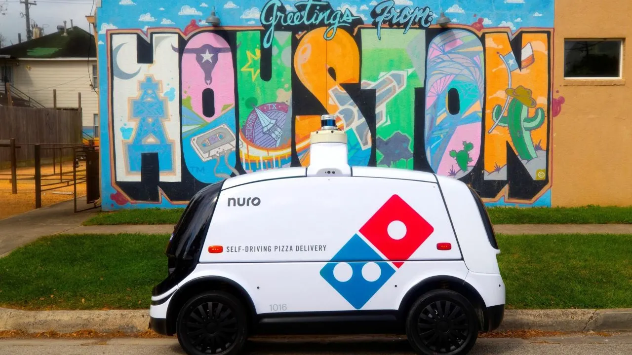 Pizzu v americkém Houstonu rozváží robot na kolech