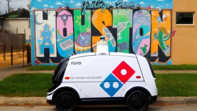 Pizzu v americkém Houstonu rozváží robot na kolech
