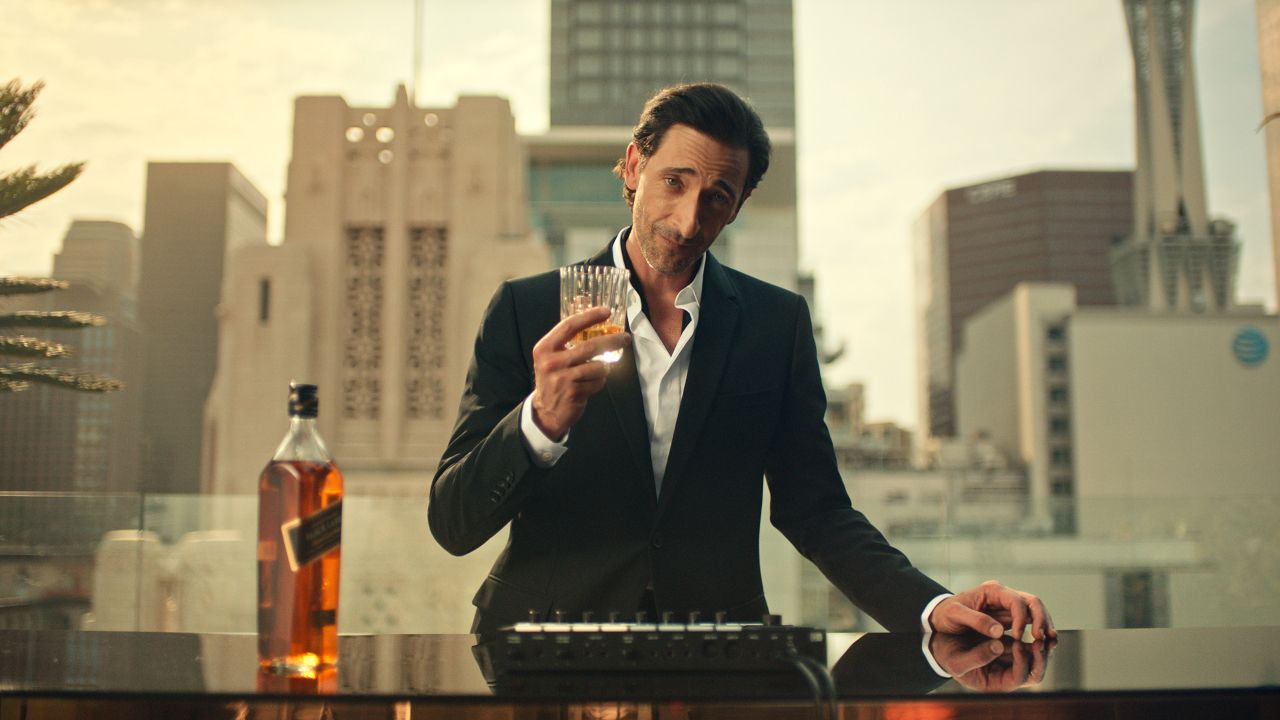 THE WALKERS: Oscarový Adrien Brody je novou tváří whisky Johnnie Walker