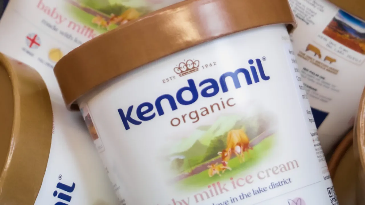 UK značka kojeneckého mléka Kendamil vyrobila zmrzlinu z umělého kojeneckého mléka