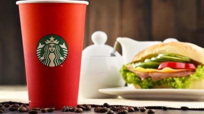 Starbucks v UK svým vegan sendvičem s tuňákem rozdělil Twitter na dva tábory 