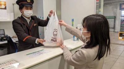 Nová služba jako superkomfort. Japonské dráhy nově nabízejí vyzvednutí nákupu přímo na vlakové stanici