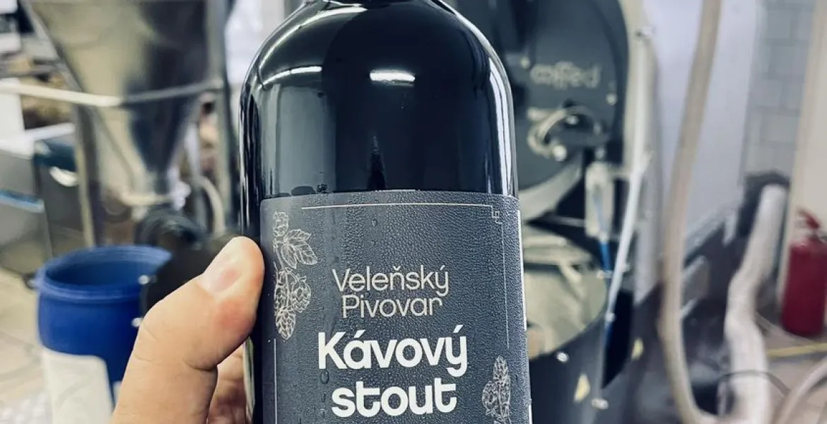 Pražírna kávy se spojila s pivovarem. Vznikl tak kávový stout. | Foto: se svolením Veleňského pivovaru