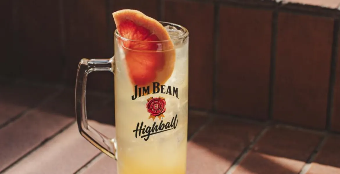 Honey & Mango Delight: 4 cl Jim Beam Honey, 2 cl mangové pyré, soda, pomeranč | Foto: se svolením STOCK Plzeň-Božkov