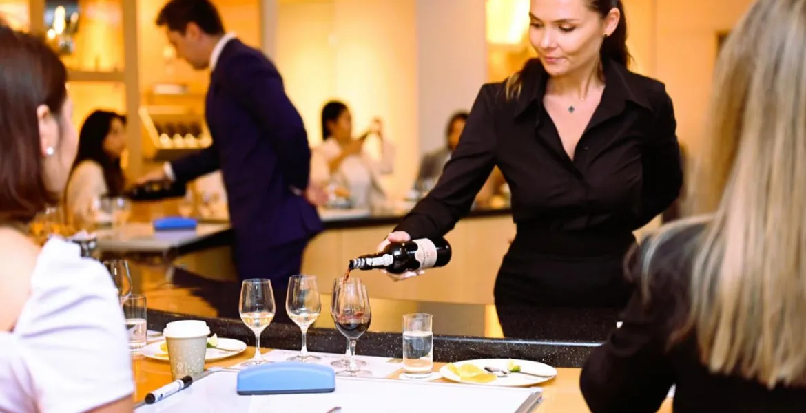 Z letušky someliérem: Emirates zavádí pro svůj palubní personál spec ializované kurzy „L'art du vin