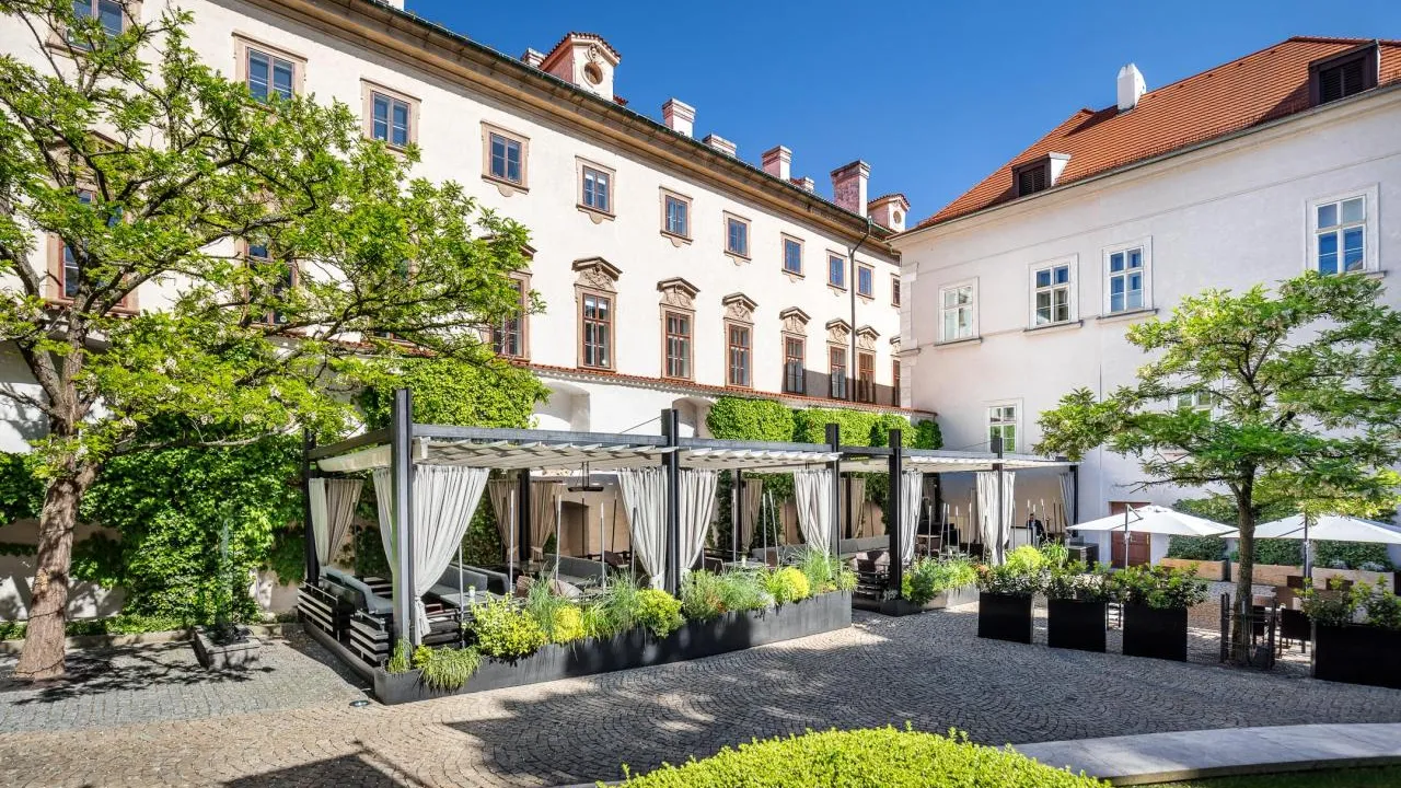 Oáza v srdci Malé Strany je elegantní a komfortní. Za branami hotelu Mandarin Oriental, Prague se skrývá útulná letní terasa 