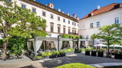 Oáza v srdci Malé Strany je elegantní a komfortní. Za branami hotelu Mandarin Oriental, Prague se skrývá útulná letní terasa 