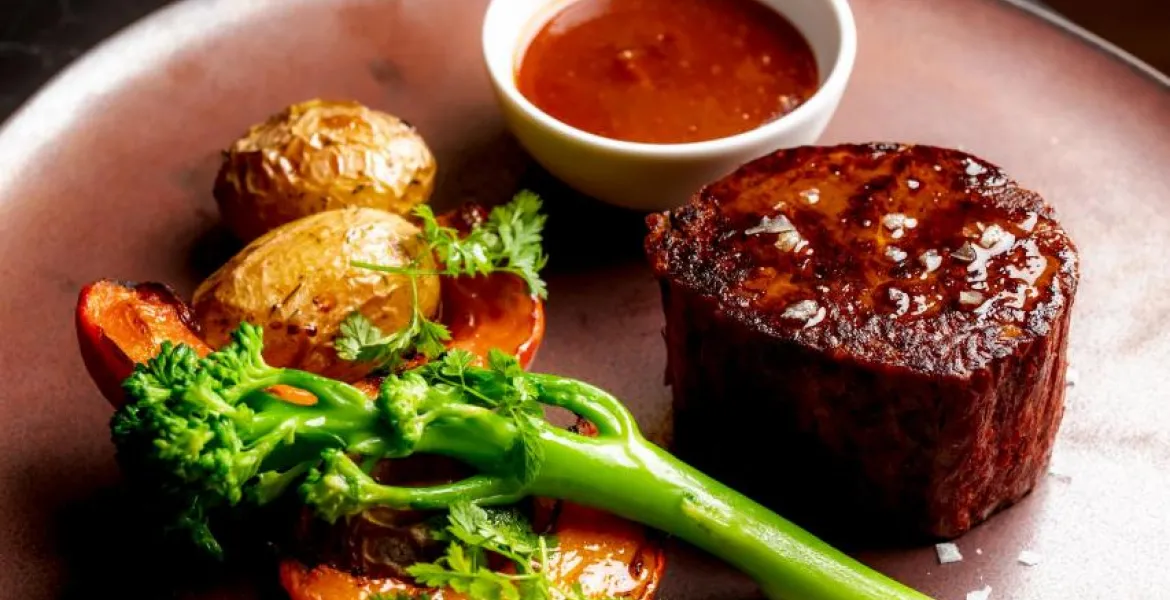 Červený Jelen představuje nové sezónní menu. Nechybí v něm exkluzivní Wagyu steaky nebo zvěřina. | Foto: se svolením restaurace Červený jelen