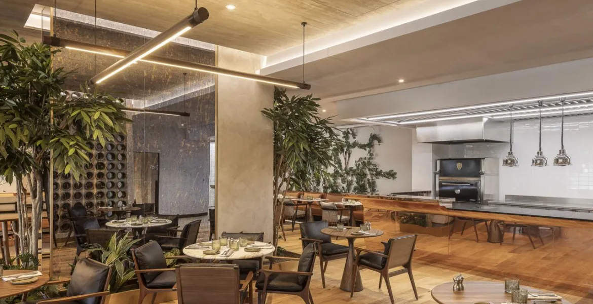 Fairmont Golden Prague otevřel další restauraci na své adrese. Je jí Greenhouse s pivem, grilem a výhledem na Hrad. | Foto: se svolením Fairmont Golden Prague