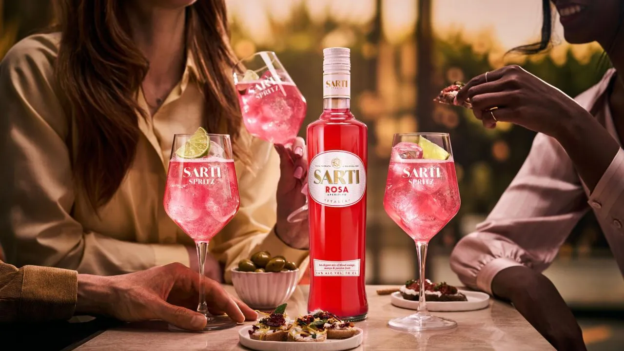 Svěží vítr do kategorie oblíbených spritzů – Sarti Rosa od Gruppo Campari přináší moderní růžový drink
