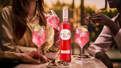Svěží vítr do kategorie oblíbených spritzů – Sarti Rosa od Gruppo Campari přináší moderní růžový drink