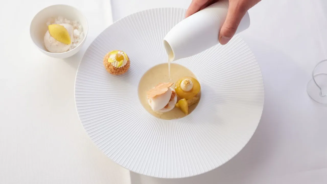 Neuvěřitelné! Německo slaví nový gastronomický vrchol! V rámci udílení Michelin Guide 2025 byly dvě nové restaurace oceněné třemi hvězdami