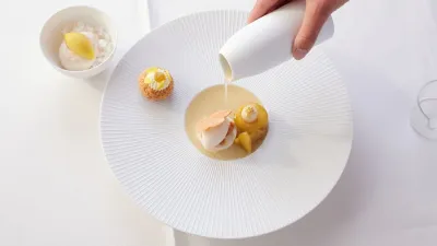 Neuvěřitelné! Německo slaví nový gastronomický vrchol! V rámci udílení Michelin Guide 2025 byly dvě nové restaurace oceněné třemi hvězdami