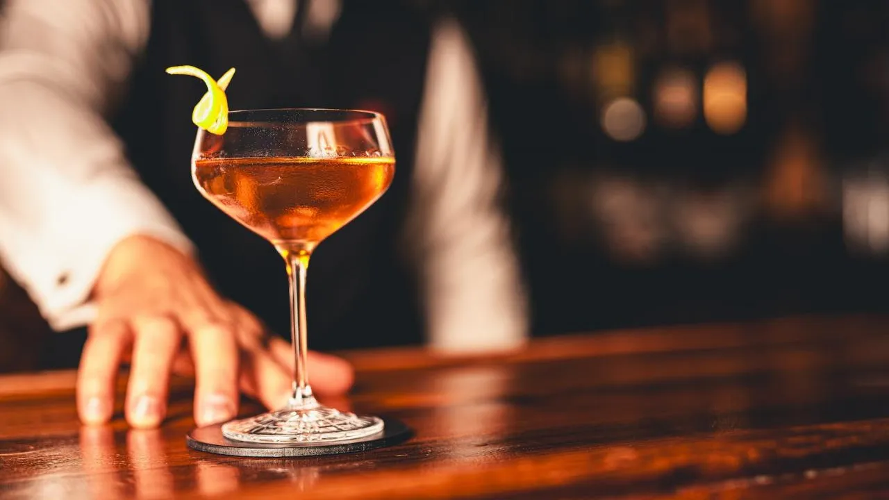 Poděkování Danu Brownovi: Black Angel’s Bar servíruje koktejlovou poctu slavnému spisovateli