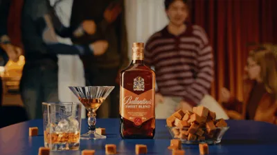 Ballantine’s představuje novinku Sweet Blend – moderní spirit drink inspirovaný skotskou tradicí