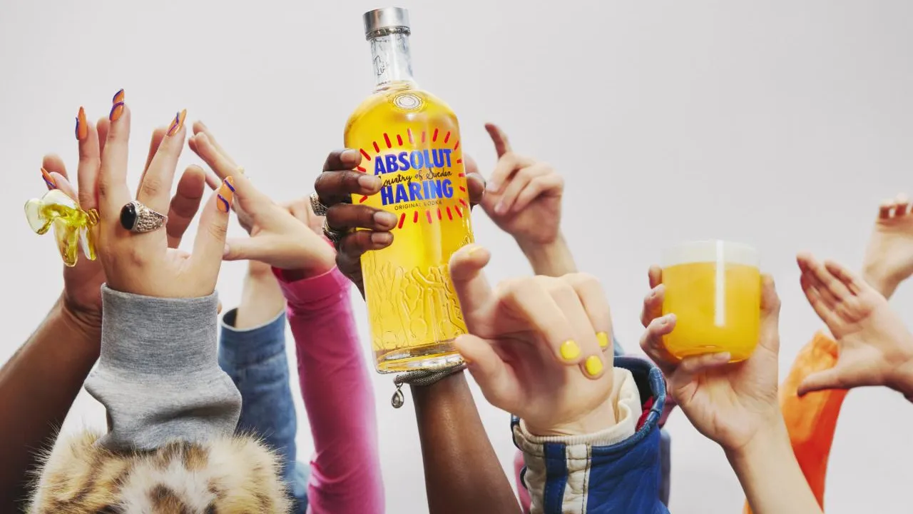 „Umění je pro všechny,“ vzkazuje ikonická lahev Absolut vodky v limitované edici věnované Keithu Haringovi