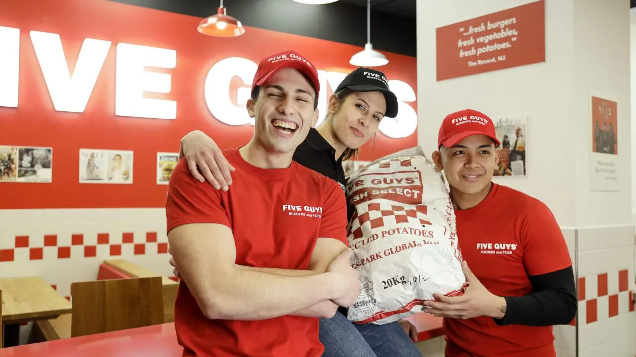Five Guys v Praze: silný start, plná restaurace a slaninový milkshake jako překvapivý hit