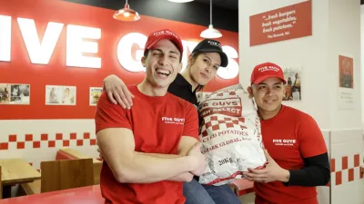 Five Guys v Praze: silný start, plná restaurace a slaninový milkshake jako překvapivý hit
