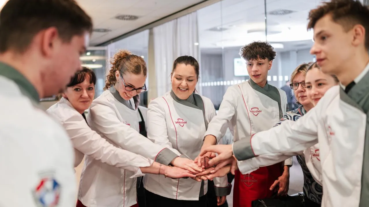 O stáž u šéfkuchaře Zdeňka Pohlreicha zabojují školní týmy z Pardubic a Zlína. Makro Gastro Cup jde do finále