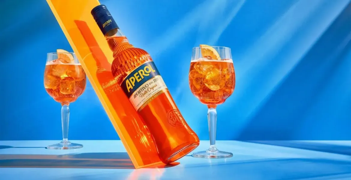 Aperol mění svou nejikoničtější podobu. Lahev, kterou zná celý svět, dostává nový design. | Foto: se svolením Campari Group