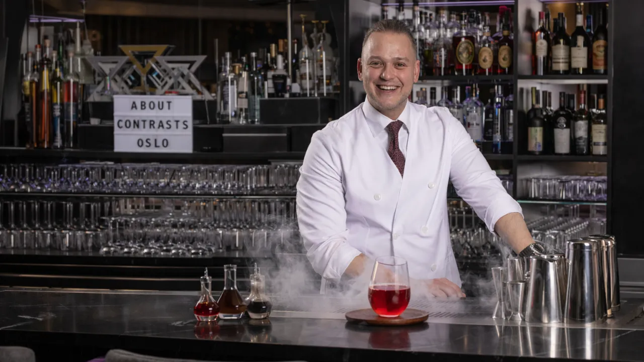 Do Forbíny míří světový barman Adrián Michalčík. Do Prahy přiveze koktejly z osloského konceptu About Contrasts