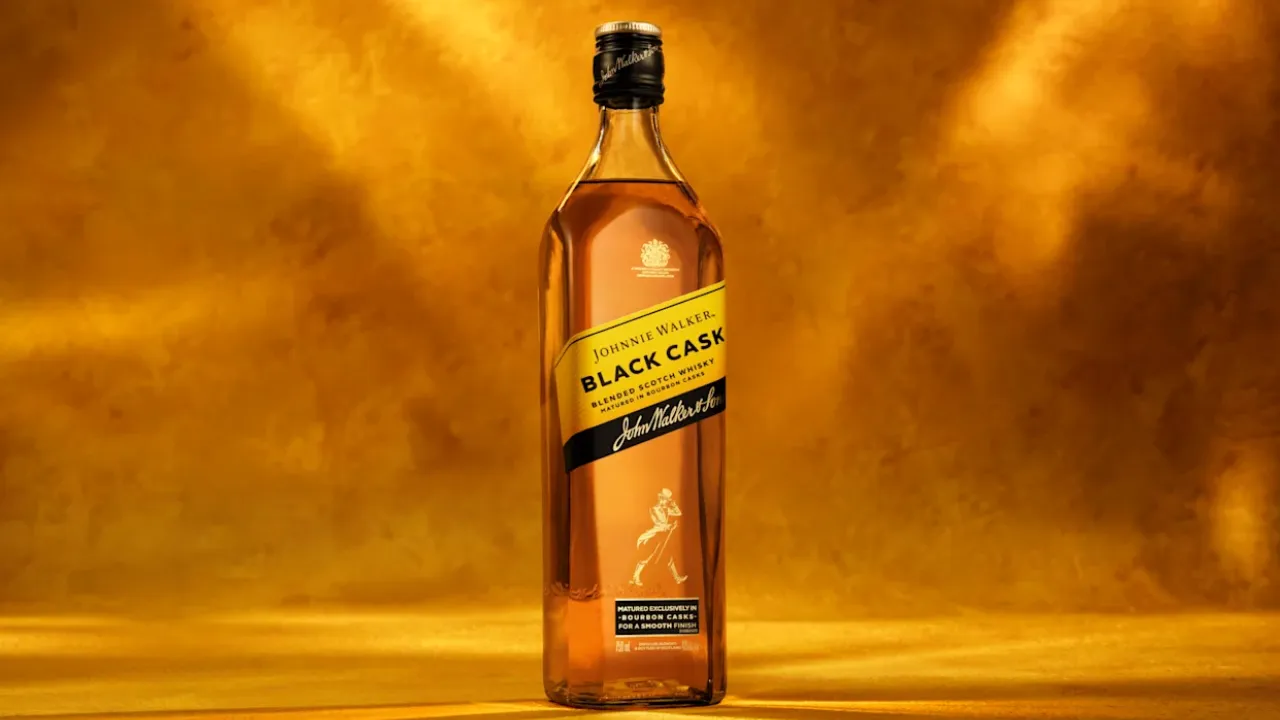 Johnnie Walker, nejprodávanější značka skotské whisky na světě, uvádí na trh bezprecedentní novinku: Black Cask Blended Scotch Whisky