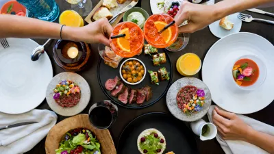 Mlýnec a Aperol Spritz letos patří k sobě. Letní brunch nově doplňuje neomezená porce ikonického aperitivu