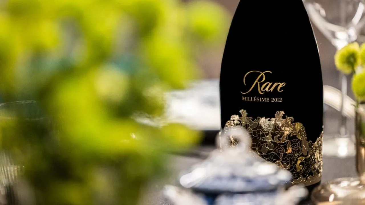 Rare Champagne 2012 získalo 100/100 od Jamese Sucklinga. V Česku zbývá posledních 16 lahví