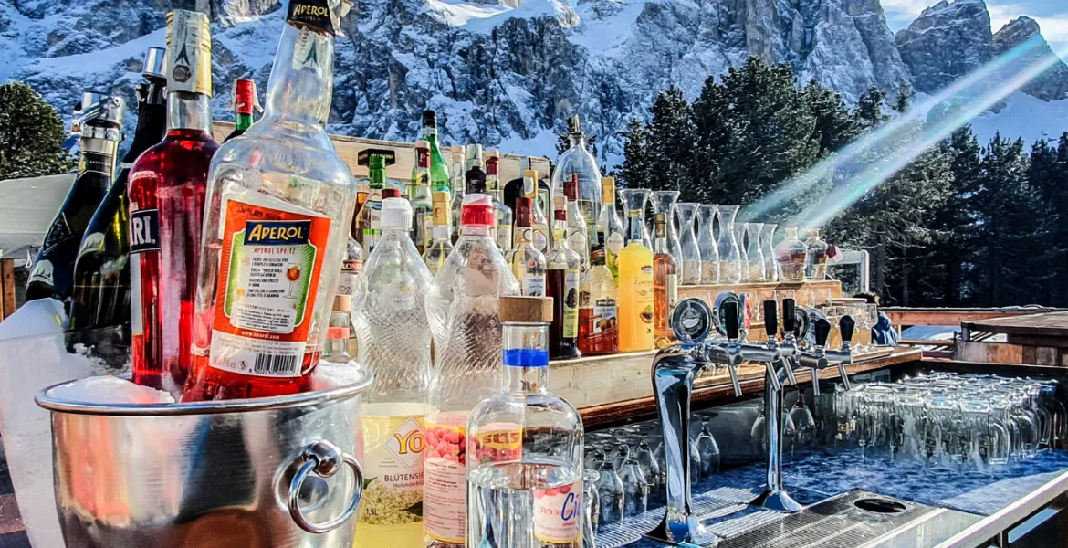 Bar před chatou Ciavaz Hütte