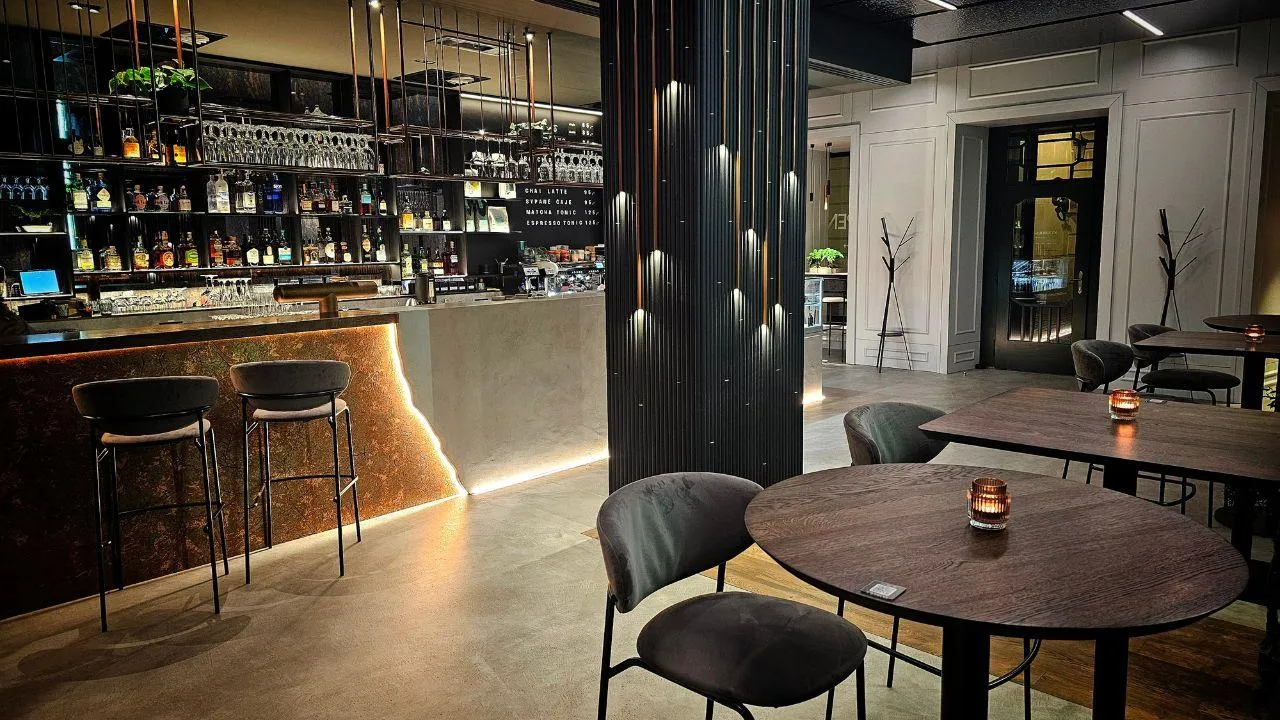 Restaurant Symbols: symbols, kisses and crumbs everywhere