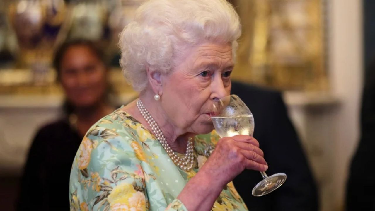 Gastrozvyklosti na královském dvoře aneb Královna Alžběta II. si nechá namíchat klidně 4 drinky za den