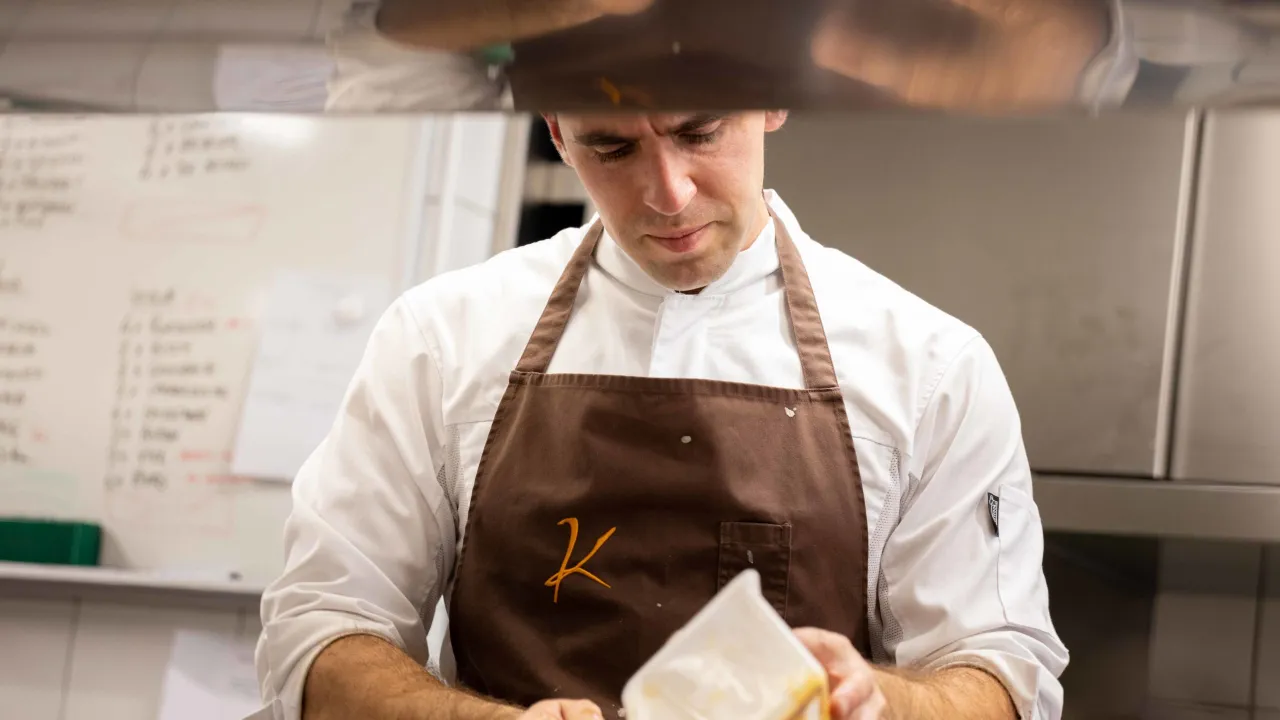 Je z Ostravy, vede restauraci s michelinskou hvězdou a není to Radek Kašpárek! Kdo to je?