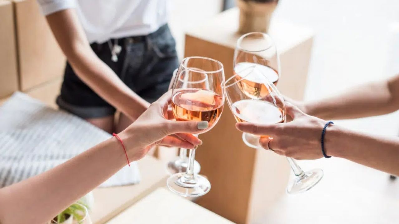Bez čeho se vaše letní party neobejde? Růžové víno v oblíbeném provensálském stylu