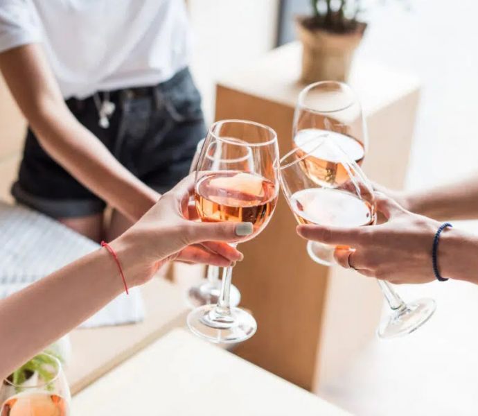 Bez čeho se vaše letní party neobejde? Růžové víno v oblíbeném provensálském stylu