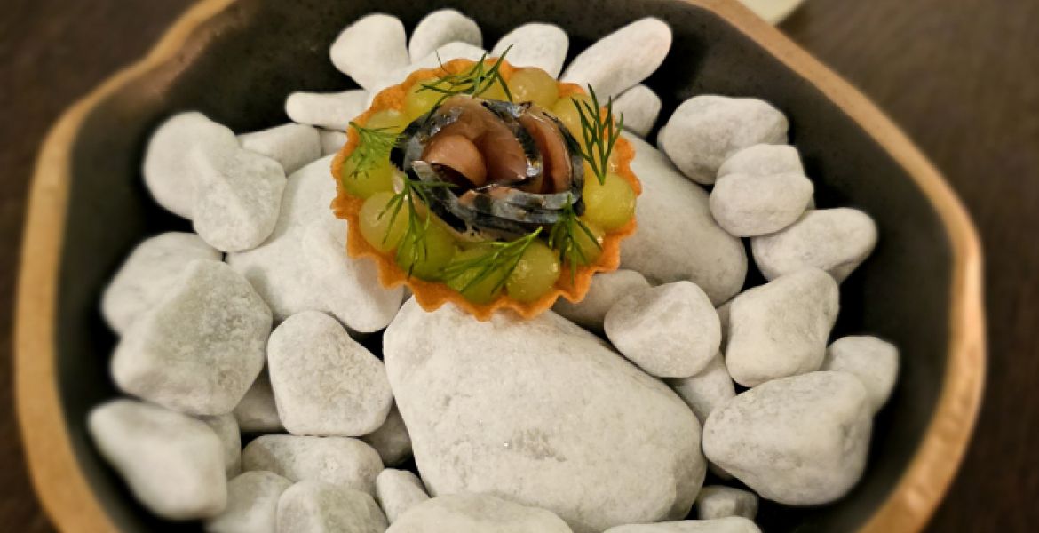 Makrela garum - květ černého bezu – domácí kefír - kopr – okurka – košíček z rýžového papíru | Foto: VisitChef.com