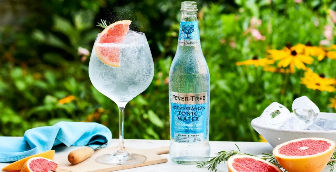 Mediterranean Breeze. Fever-Tree Mediterranean Tonic, grep, rozmarýn, led. Do sklenice balónovitého tvaru přidejte led, tonik a ozdobte grepem a rozmarýnem. | Foto: se svolením Warehouse #1