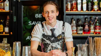 Záleží, jestli mě ty chyby stojí sklo, peníze nebo krev, říká mistr flair bartendingu