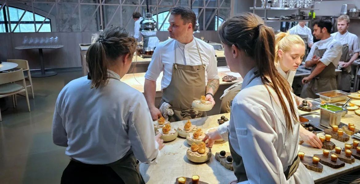 Martin Štangl, šéfkuchař karlínské restaurace Štangl a finální úpravy prvního chodu | Foto: VisitChef.com