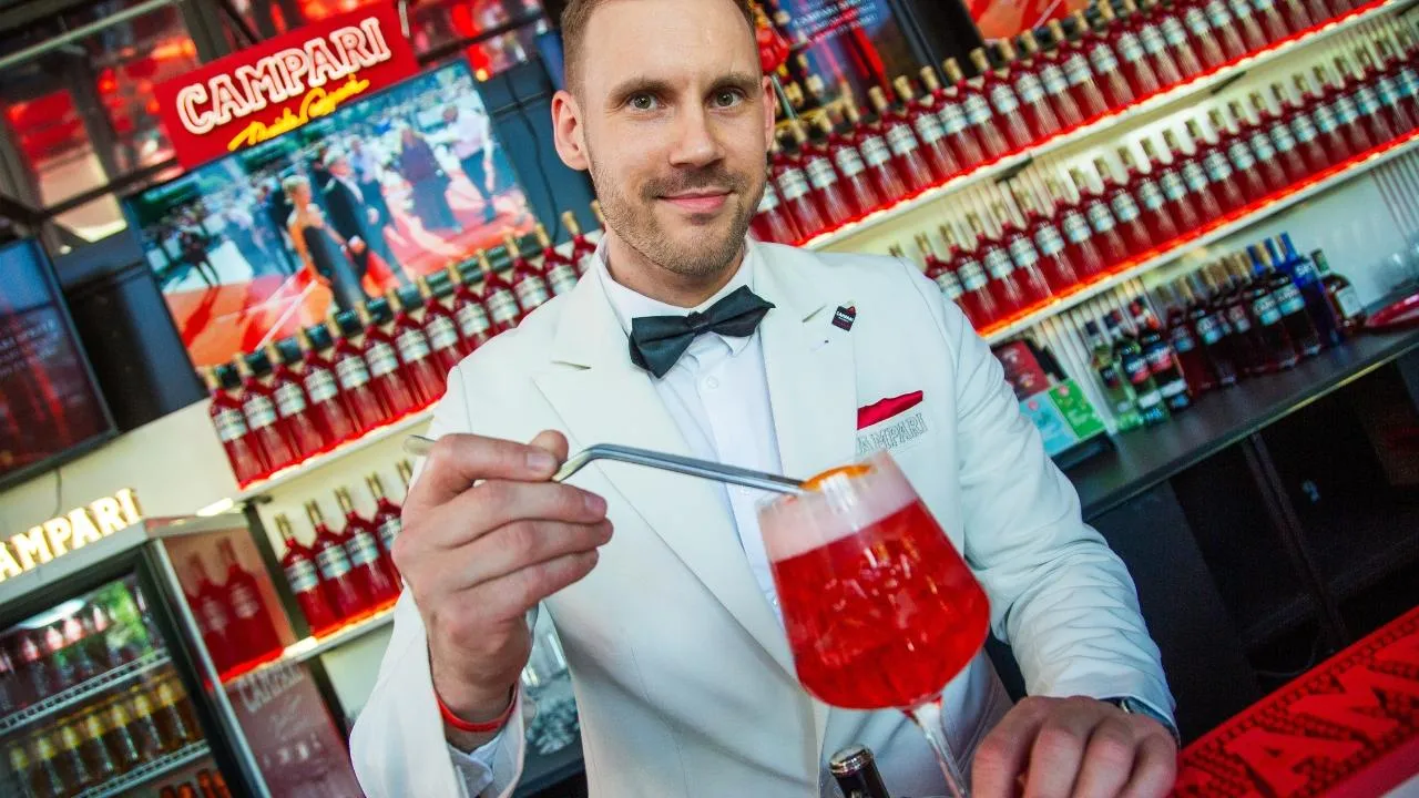 Nejzajímavější koktejl na letošním karlovarském festivalu si dáte v Campari Lounge