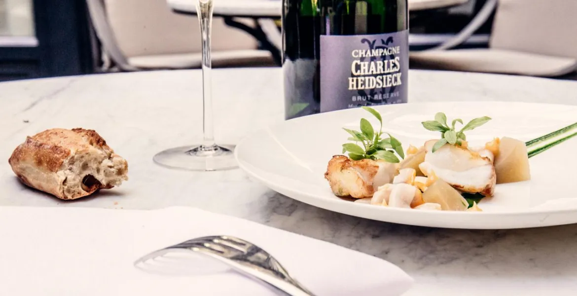 Začnete letní stolování rovnou s Champagne Réserve brut z krásného butikového vinařství Charles Heidsieck? | Foto: se svolením Premier Wines & Spirits