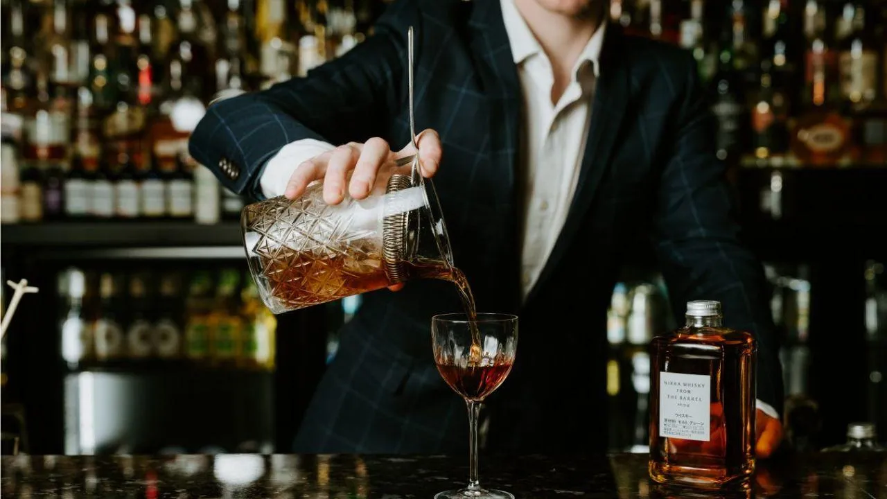 Prestižní barmanská soutěž Nikka Perfect Serve se vrací do Česka. Vítěz poletí na světové finále do Paříže